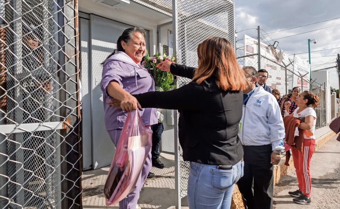 Lucía dejó la celda y salió por la puerta principal del penal, vestida con un conjunto deportivo morado y tenis claros, para fundise en un largo abrazo con Giovanna, la única hija que le sobrevive. Foto: Yaretzy M. Osnaya | El Universal