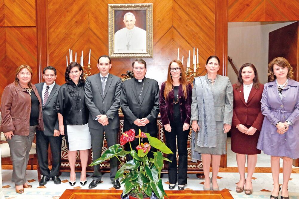 El nuncio apostólico Christophe Pierre (al centro) recibió a Roberto Gil (a su derecha), presidente del Senado, acompañado por un grupo de legisladores, con motivo de la vista del papa Franciso a México en 2016 (ESPECIAL)