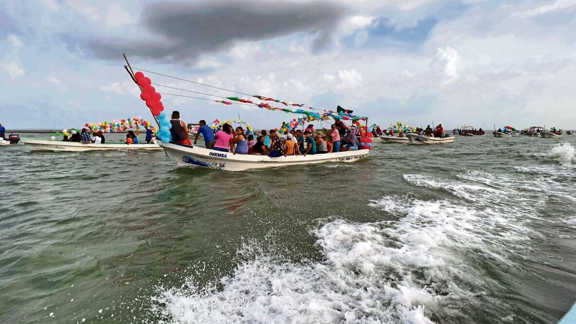 Durante los festejos a la Virgen de Santa Ana, patrona de los pescadores, la comunidad tabasqueña de Sánchez Magallanes pidió para que no haya daño ecológico Foto: Luma López