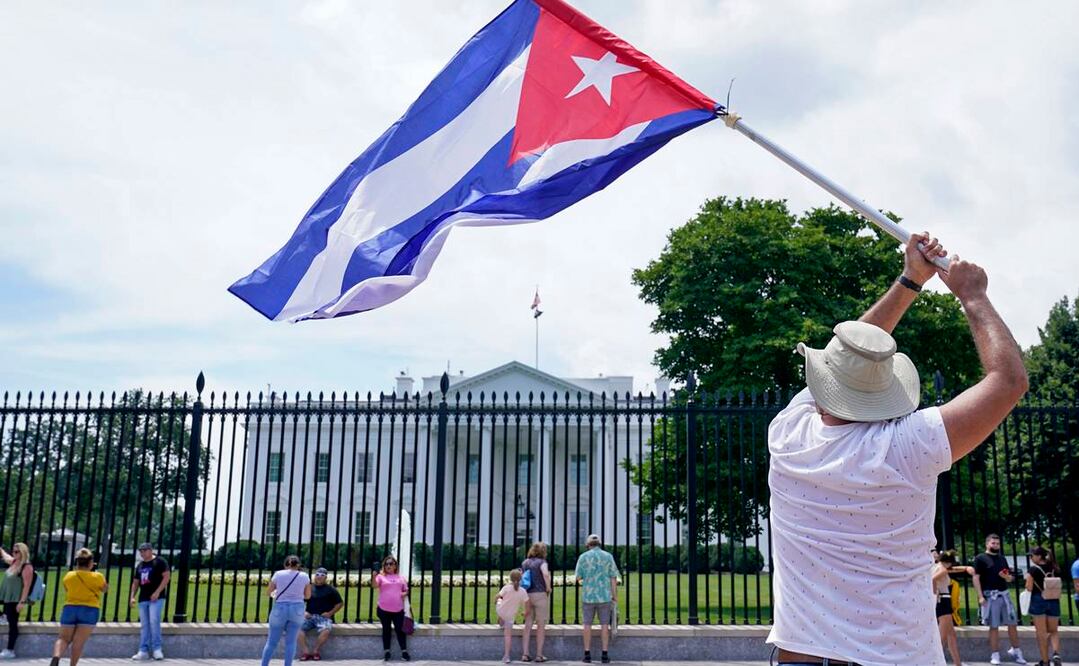 Protestas a favor de Cuba a fuera de la Casa Blanca. Foto: AP