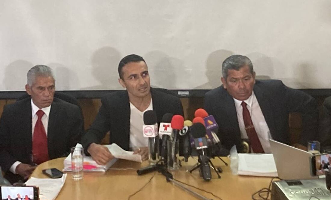 Pascacio López rodeado de su equipo jurídico. Foto: Armando Pereda/EL UNIVERSAL.