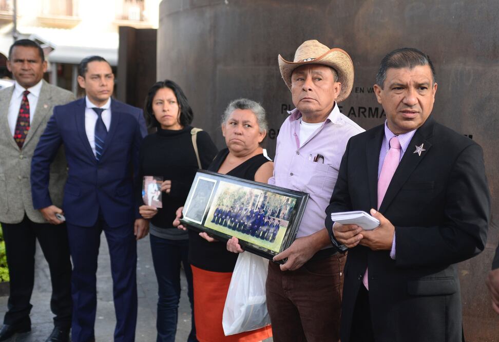 Familiares muestran una fotografía de Rubén Gerardo Galindo. (FOTO: EFE)