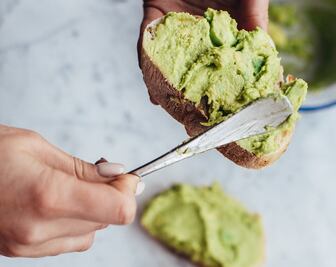 Haz mayonesa de aguacate en casa