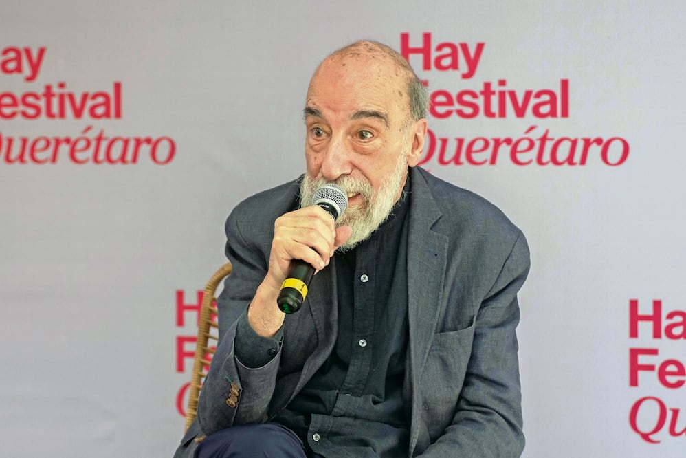 En conferencia de prensa, Raúl Zurita reconoció la poesía de los jóvenes y de las mujeres, dijo que son poesía viva, comprometida con la realidad. Foto: de  Hay Festival