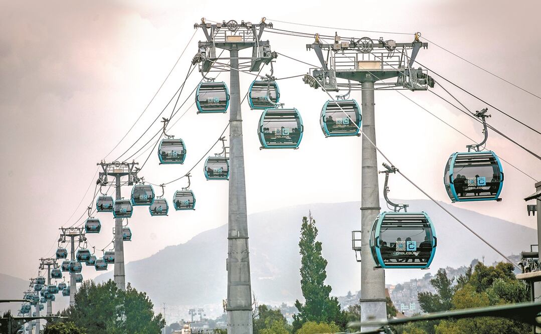 El nuevo sistema de transporte público funciona como un paseo turístico para los usuarios, que desde las cabinas ven los más alto del cerro del Chiquihuite y aprovechan para tomarse selfies. Fotos: GERMÁN ESPINOSA. EL UNIVERSAL