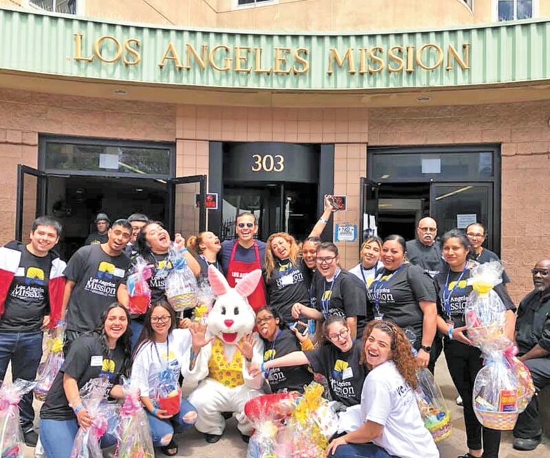 Villaraigosa (al centro, con el mandil rojo), durante un acto con diversas fundaciones. El exfuncionario afirma que el mejor candidato para ganar en EU es Joe Biden. Foto: CORTESÍA