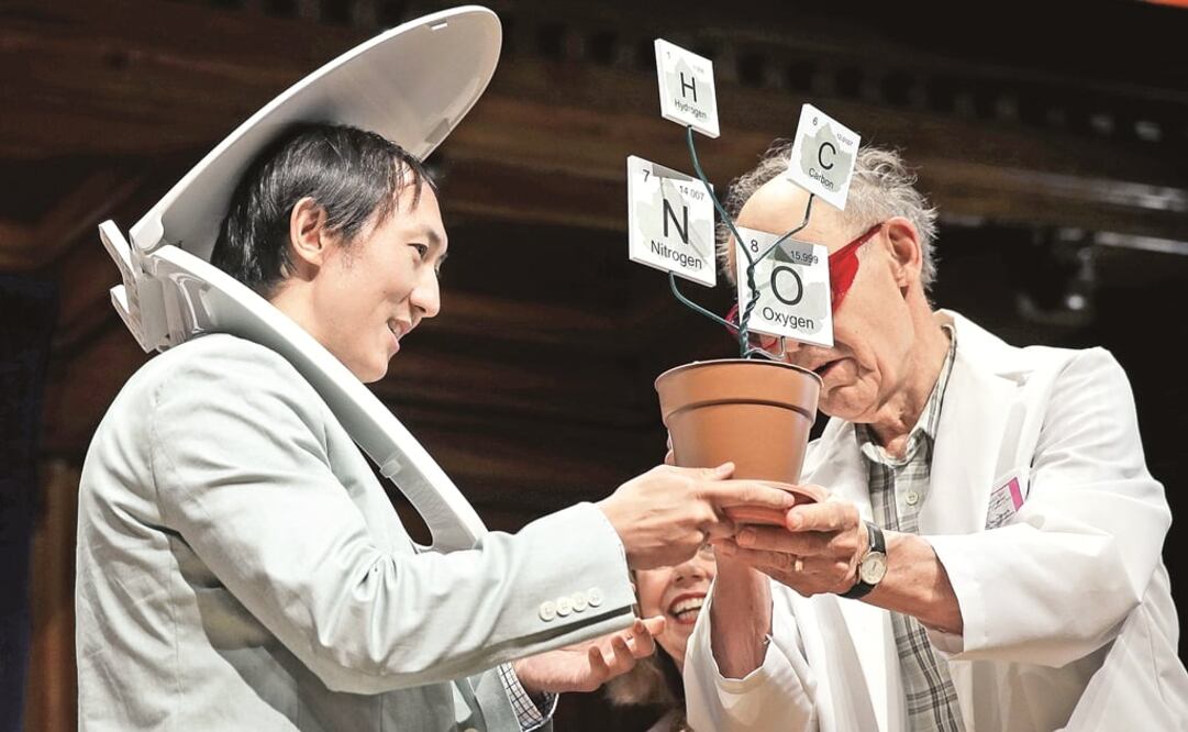 Portando el asiento de un sanitario en su cabeza, David Hu recibe el premio para el área de Física, de manos de Dudley Herschbach, ganador del Premio Nobel de Química de 1986. (FOTO: AP)
