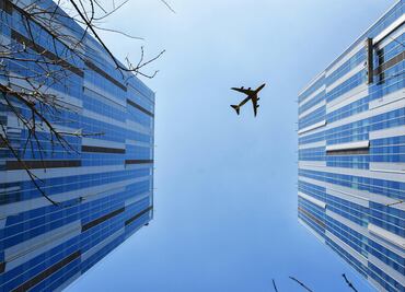 Restricciones al tráfico aéreo en EU continuarán por un tiempo pese a reapertura federal