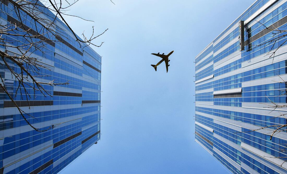 Al volar en la noche, hay menos tráfico aéreo, lo que facilita despegues y aterrizajes
Imagen: Pexels