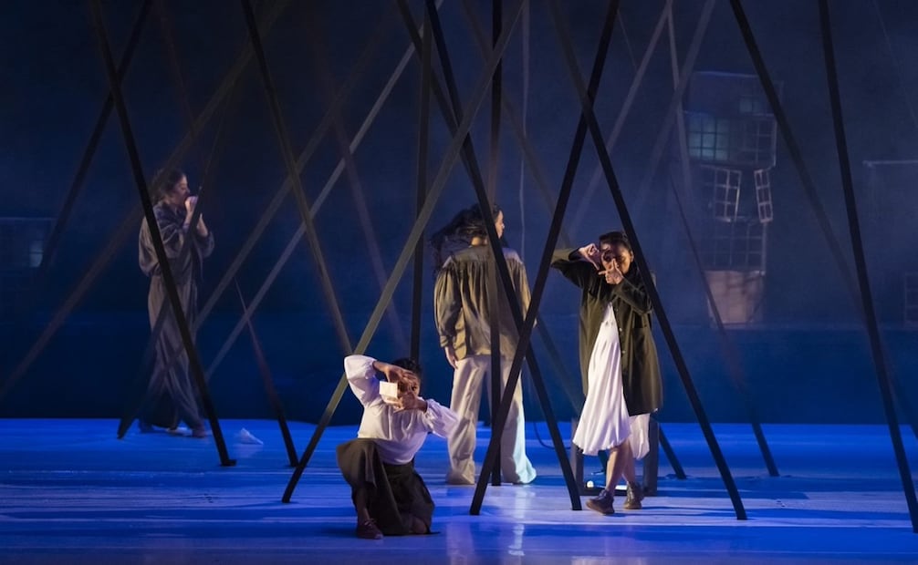 La compañía Barro Rojo Arte Escénico presenta "Omisión Cuatro Tres". Fotos: INBAL