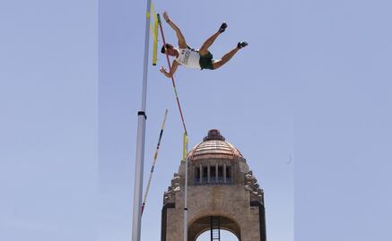 Luna, primer mexicano en subir al podio de un Internacional en Salto con Garrocha