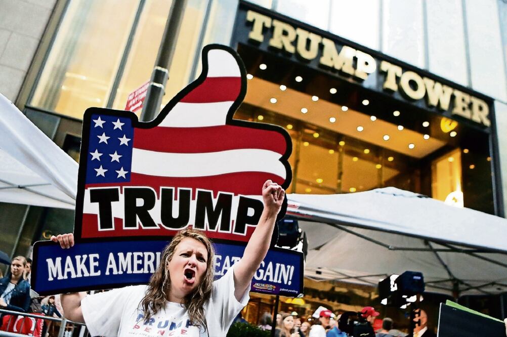 Una simpatizante del candidato presidencial republicano, Donald Trump, le externa su apoyo afuera de las Torres Trump, ayer, en Nueva York (EDUARDO MUÑOZ. REUTERS)
