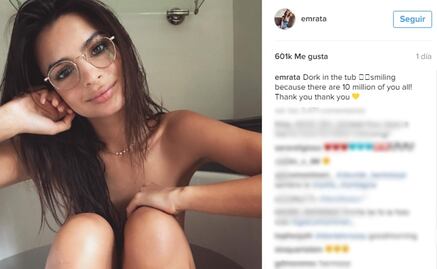 Emily Ratajkowski celebra con desnudo sus diez millones en Instagram