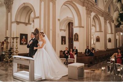 Senador Samuel García se casa en iglesia vacía por pandemia