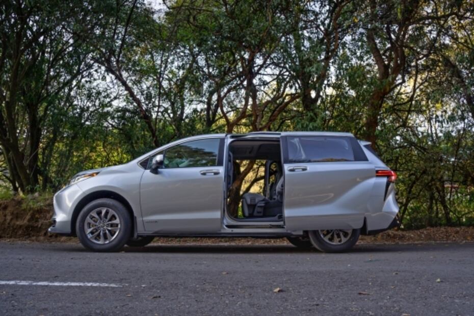 Toyota Sienna Hybrid 2021: precios versiones y equipamiento en México