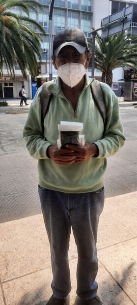 Adulto de 74 años vende cubrebocas para mantener a sus nietos; no se ha vacunado