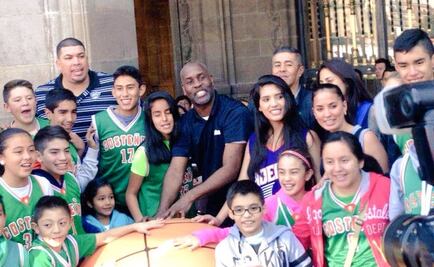 Peyton inicia fiesta de la NBA en México