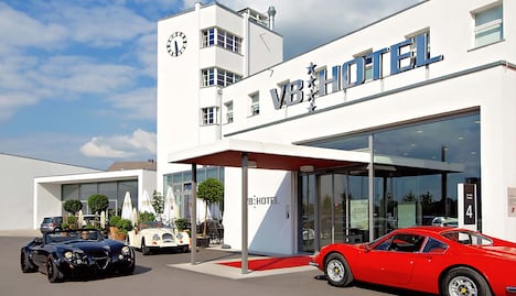 Hotel con camas en forma de coches para los fans del automovilismo