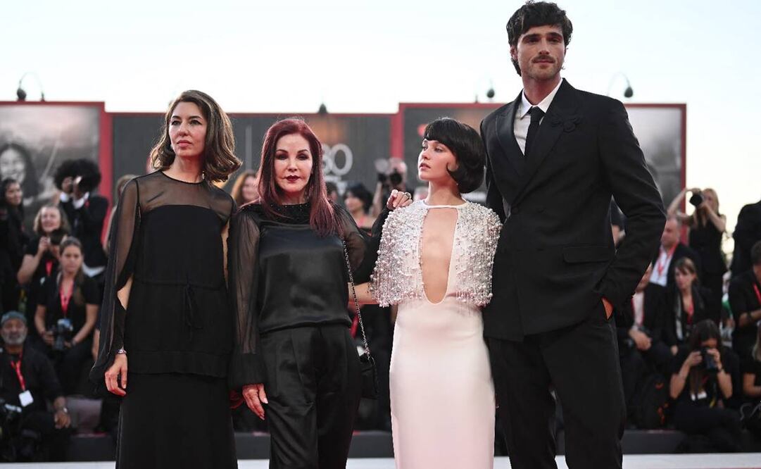 De izquierda a derecha: la directora estadounidense Sofia Coppola, Priscilla Presley, la actriz estadounidense Cailee Spaeny y el actor australiano Jacob Elordi en el Festival de Cine de Venecia. Foto: AFP.