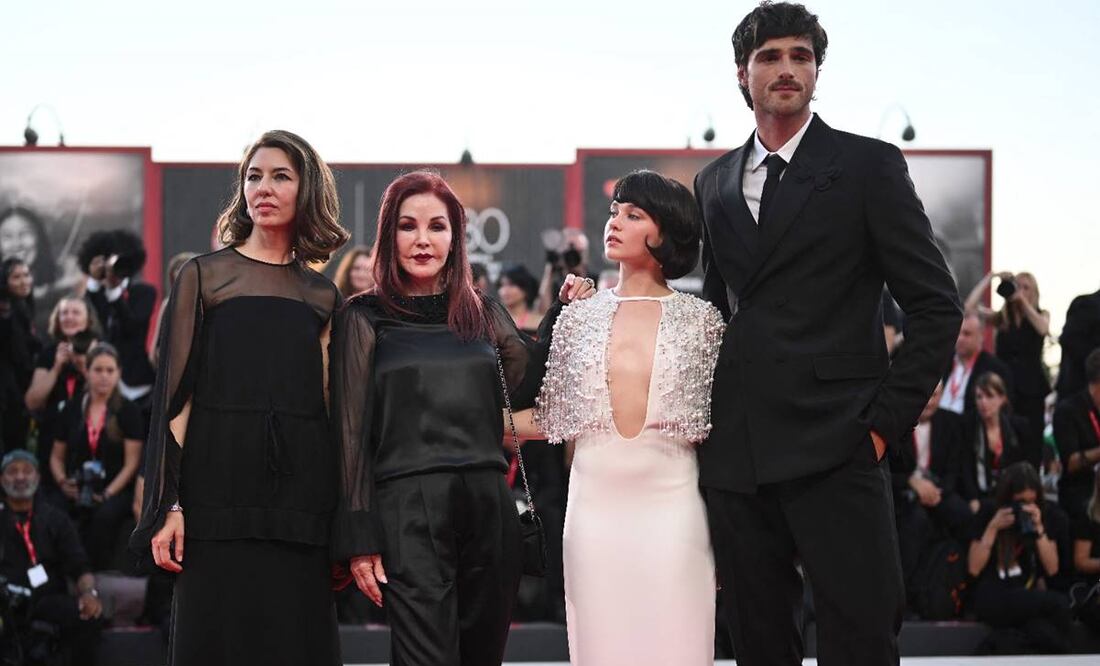 De izquierda a derecha: la directora estadounidense Sofia Coppola, Priscilla Presley, la actriz estadounidense Cailee Spaeny y el actor australiano Jacob Elordi en el Festival de Cine de Venecia. Foto: AFP.