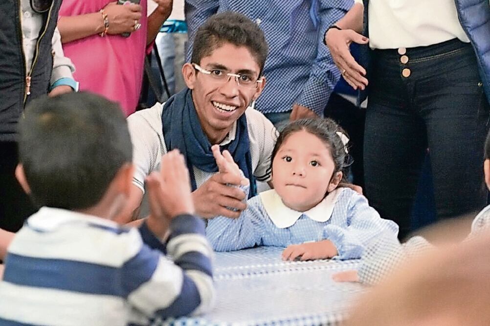 Rey Vargas convivió con niños del DIF Atizapán; este sábado se mide al venezolano Alexander Muñoz (PROMOCIONES DEL PUEBLO)