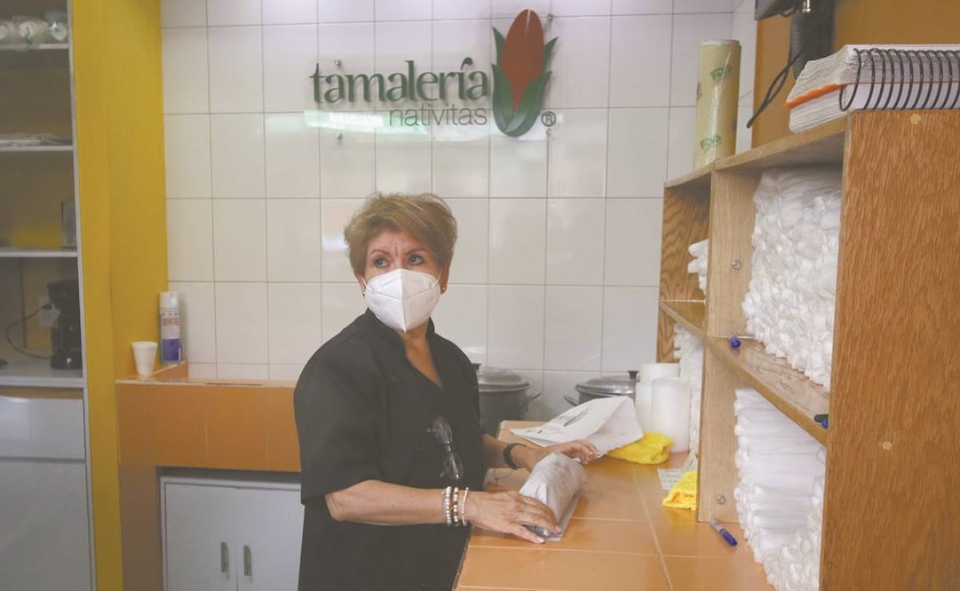 Beatriz Gómez, propietaria de la Tamalería Nativitas, se dice muy contenta de que ahí se elaboren los famosos tamales de chipilín en hoja de plátano que ofrece el presidente López Obrador en sus cenas con empresarios. Foto: Carlos Mejía/ EL UNIVERSAL.