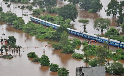 Desalojan tren con 700 pasajeros tras quedar varado en zona inundada de India
