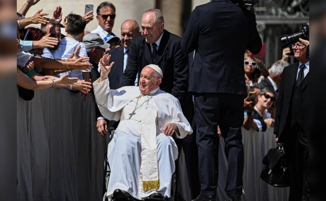 El jesuita argentino salió sonriendo en silla de ruedas del Policlínico Gemelli, en cuyas puertas era esperado por una multitud de feligreses y periodistas. Foto: AFP