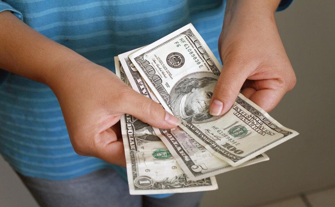 Baja dólar a $22.15 en bancos 