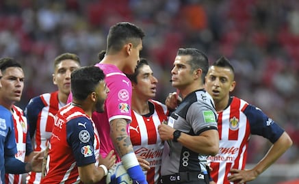Chivas se queja públicamente del arbitraje tras la humillante derrota ante Puebla