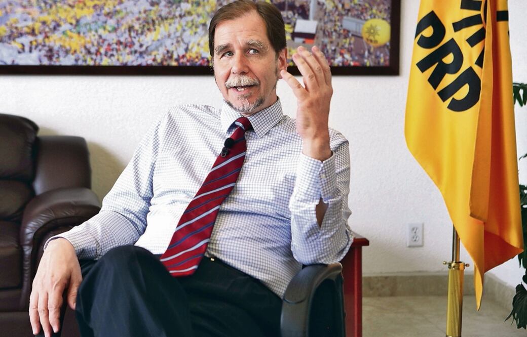 Agustín Basave Benítez, aseguró que reflexionará su militancia en el sol azteca. Foto: Archivo/EL UNIVERSAL