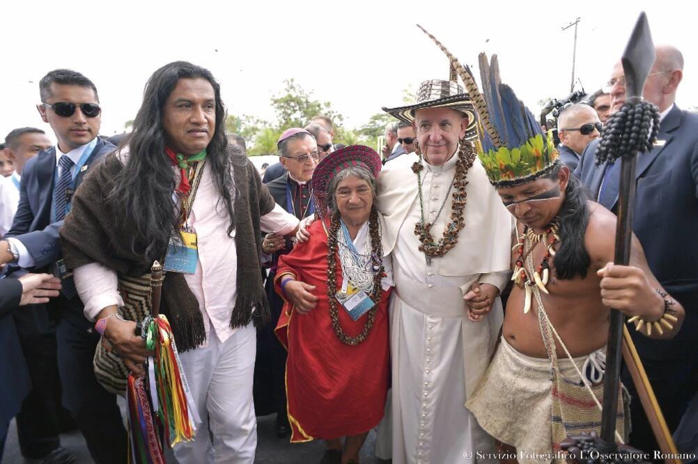 El papa Francisco convivió ayer con indígenas colombianos luego de la ceremonia de beatificación de monseñor Jesús Emilio Jaramillo Monsalve y del sace rdote Pedro María Ramírez Ramos, en el municipio de Villavicencio. (EFE)