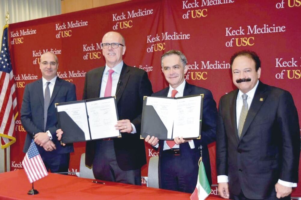 El jefe de Gobierno de la Ciudad de México, Miguel Ángel Mancera, tras firmar el memorándum de entendimiento con la Escuela de Medicina Keck de la Universidad del Sur de California. (ESPECIAL)