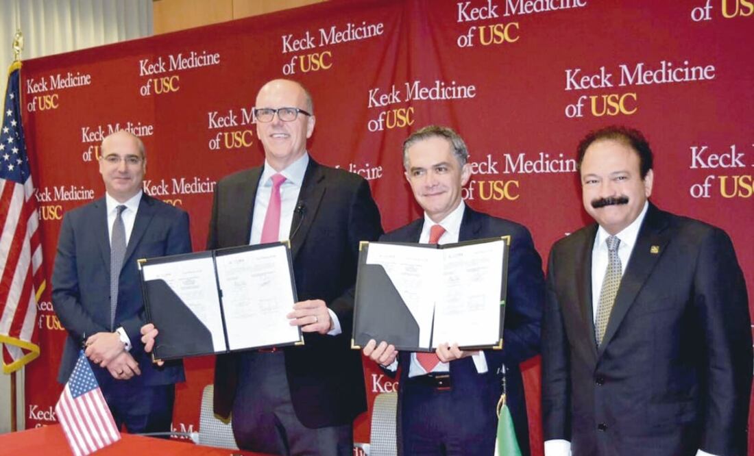 El jefe de Gobierno de la Ciudad de México, Miguel Ángel Mancera, tras firmar el memorándum de entendimiento con la Escuela de Medicina Keck de la Universidad del Sur de California. (ESPECIAL)