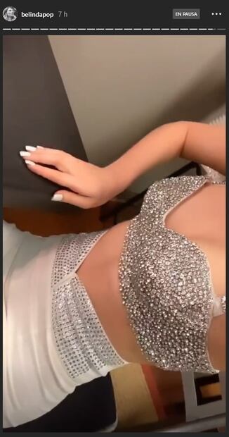 Belinda impacta en Premios de la Radio con brasier de cristales