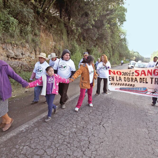 Movilización. Inconformes iniciaron su marcha desde las 10:00 de la mañana y ocuparon dos carriles de la México- Toluca. (JORGE ALVARADO. EL UNIVERSAL)