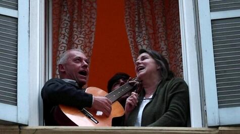 Cientos de italianos cantan desde sus balcones, durante la cuarentena por Covid-19