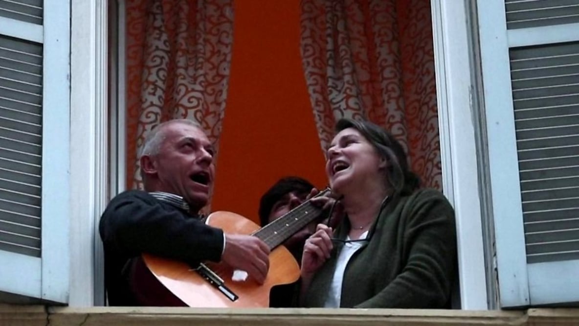 Con instrumentos o con ollas y sartenes, muchos se han sumado al coro para mantener el buen ánimo. Foto: Reuters
