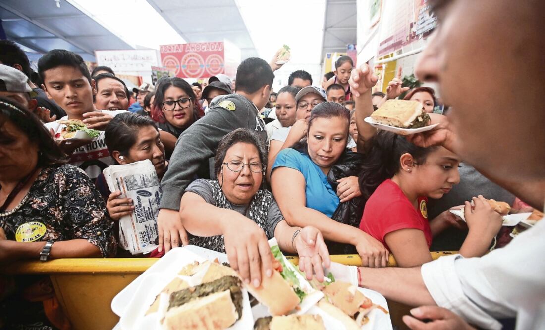 Decenas de personas se agolparon alrededor del stand donde regalaron pedazos de la torta gigante que ayer pasó a formar parte del Récord Guinness (EDGARD GARRIDO. REUTERS)