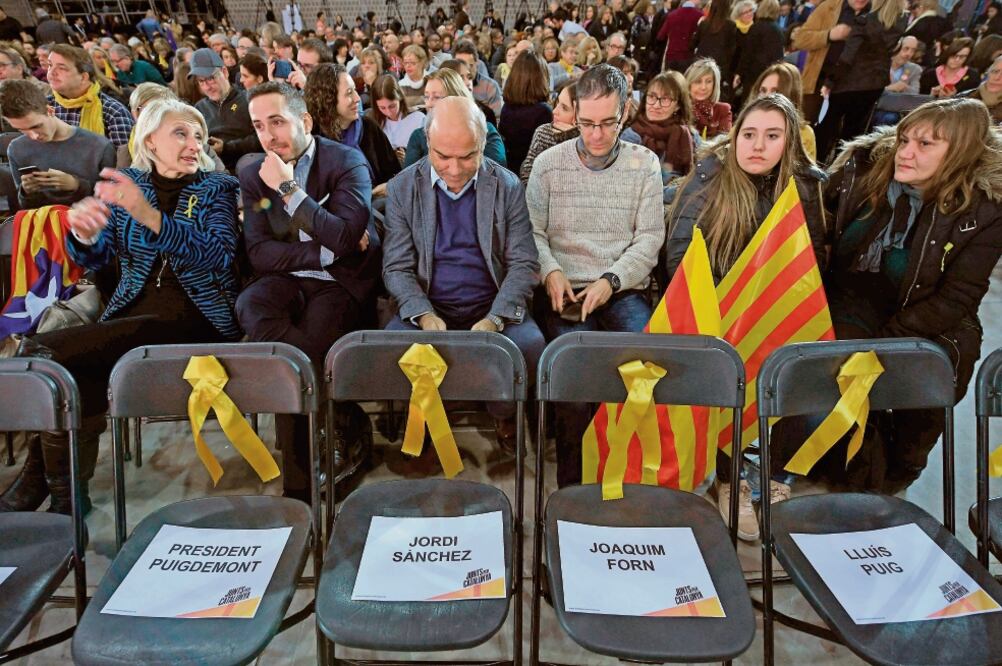 En el inicio de campaña de la coalición Junts per Catalunya, dejaron los asientos vacíos de Carles Puigdemont e independentistas en prisión (LLUIS GENE. AFP)