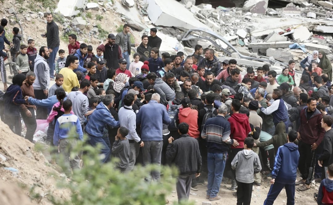Palestinos corren para recoger ayuda humanitaria lanzada desde el aire en Ciudad Gaza, Franja de Gaza, el 17 de marzo de 2024. Foto: AP