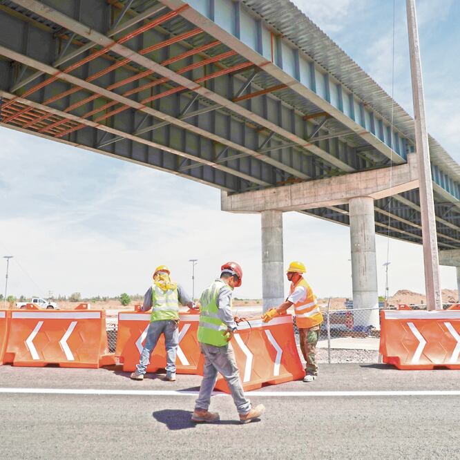 Algunos trabajadores califican al puente que construyen como un “monumento a la necedad”, pues no encuentran el sentido de su existencia. FOTO: IVÁN STEPHENS. EL UNIVERSAL