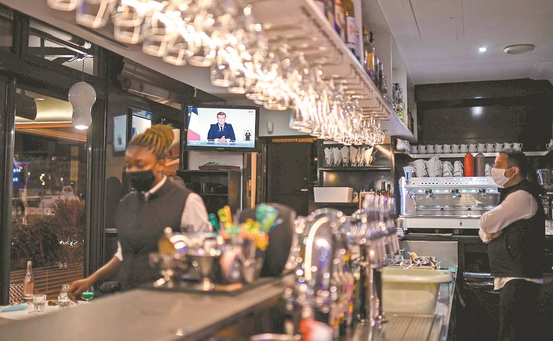 Empleados de un café en Marsella, en el sur de Francia. El presidente Emmanuel Macron anunció ayer un nuevo confinamiento nacional, de un mes y menos estricto que el impuesto en marzo, para intentar frenar la expansión de la pandemia. Foto: AFP