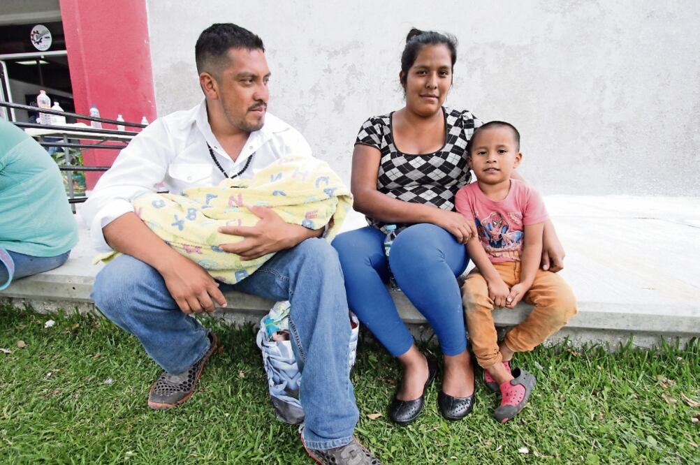 Por la seguridad de sus hijos, Ricardo García y su esposa decidieron refugiars e en el albergue habilitado en el Instituto Tecnológico Superior de Atlixco. (OMAR CONTRERAS. EL UNIVERSAL)