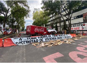 Comunidad Otomí retiene camión de refrescos y bloquea avenida México Coyoacán; manifestantes exigen vivienda
