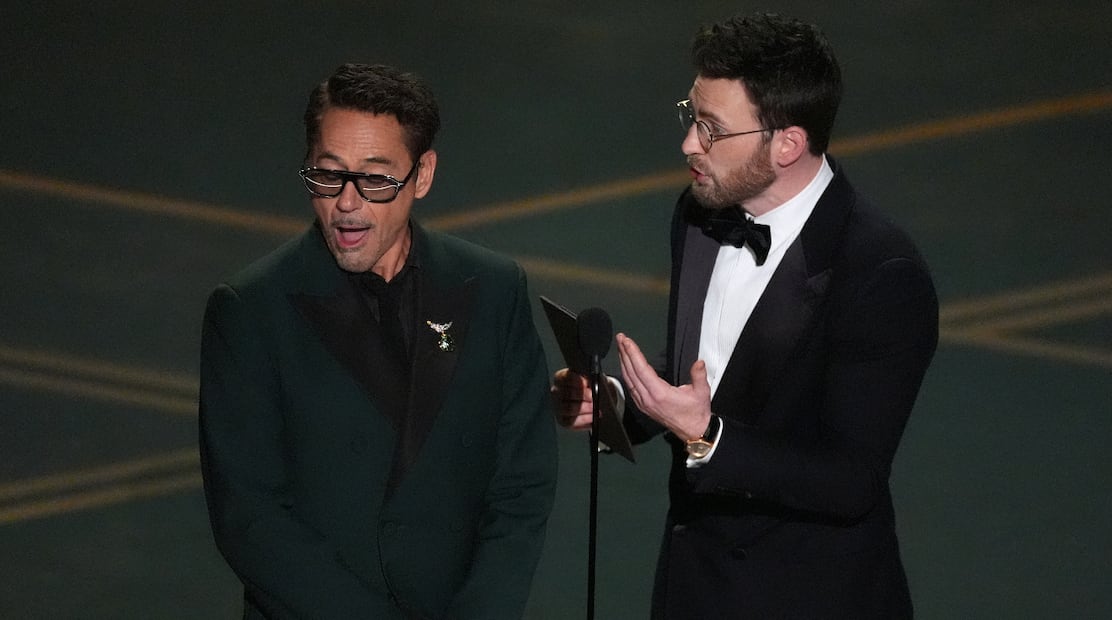 Robert Downey Jr. y Chris Evans presentan la categoría de Mejor guion adaptado en los Premios Oscar 2026.
Foto: Chris Pizzello / AP