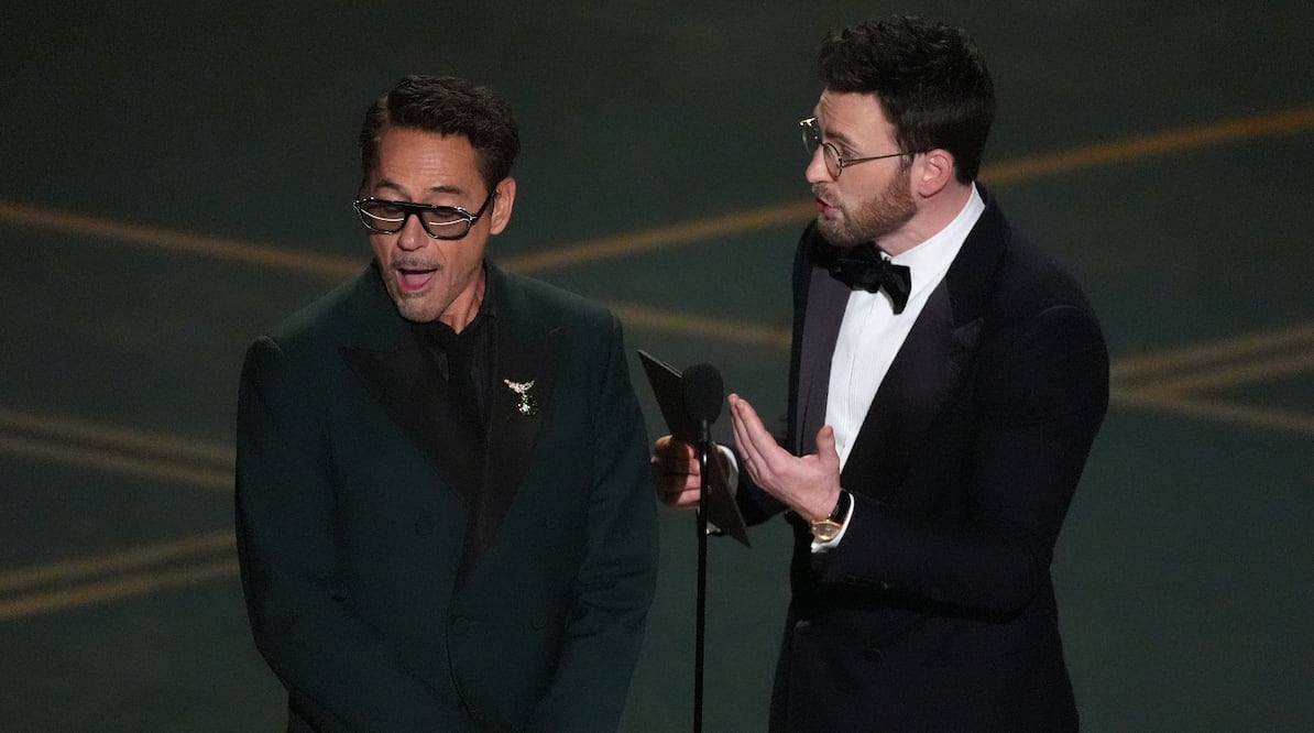 Robert Downey Jr. y Chris Evans presentan  la categoría de Mejor guion adaptado en los Premios Oscar 2026.
Foto: Chris Pizzello / AP