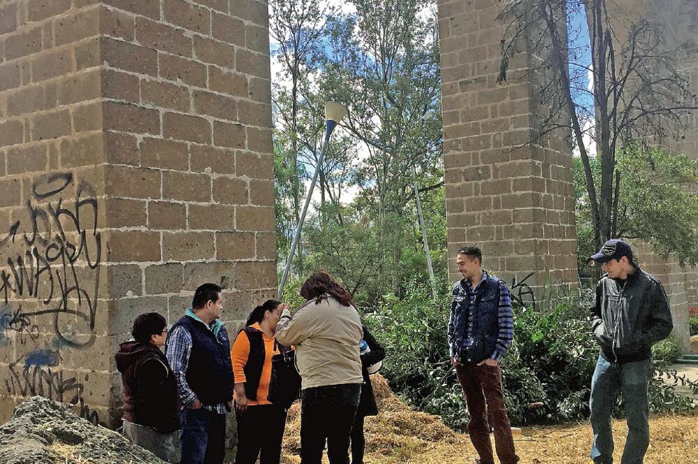 Junto al Acueducto de Los Remedios, donde fue hallado el cuerpo de Jennifer de 13 años de edad, trabajadores sacaron casi cinco toneladas de yerbas secas (REBECA JIMÉNEZ. EL UNIVERSAL)