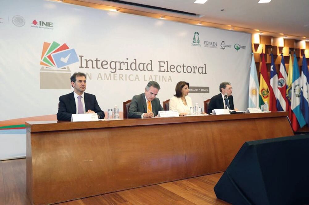 Durante su participación en el foro Integridad Electoral en América Latina, Lorenzo Córdova (primero de izq. a der.), consejero presidente del INE, aseguró que el instituto mantendrá su posición de poner reglas. (TOMADA DE TWITTER)