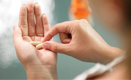 ¿Mezclar alcohol con medicamentos? Estos son sus efectos